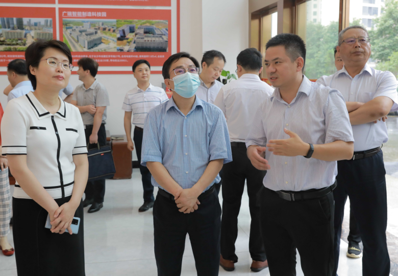 湖南省政協(xié)副主席賴明勇一行就“穩(wěn)經(jīng)濟、惠民生、保安全”來長調(diào)研